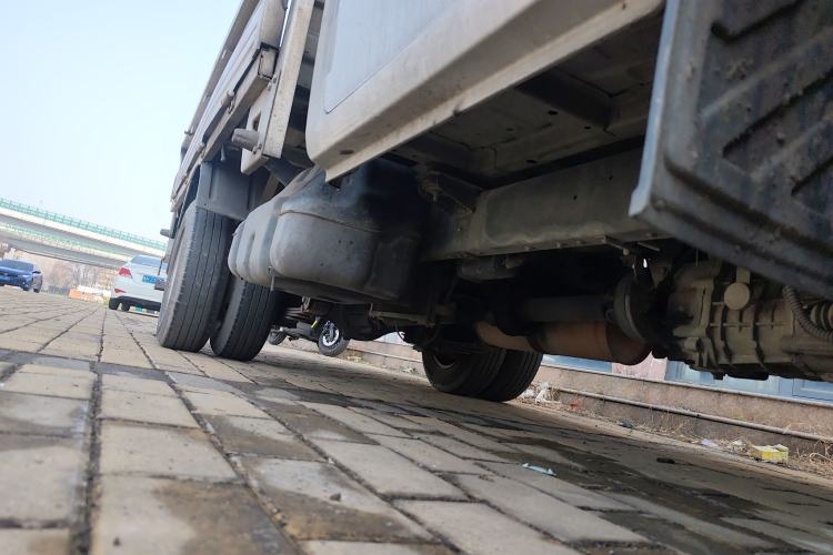 Used Foton Xiangling M 2018 1.5L Non-Load-Bearing Double-Cab with Dual Rear Tires (Cargo Version) DAM15L Chassis Front Right