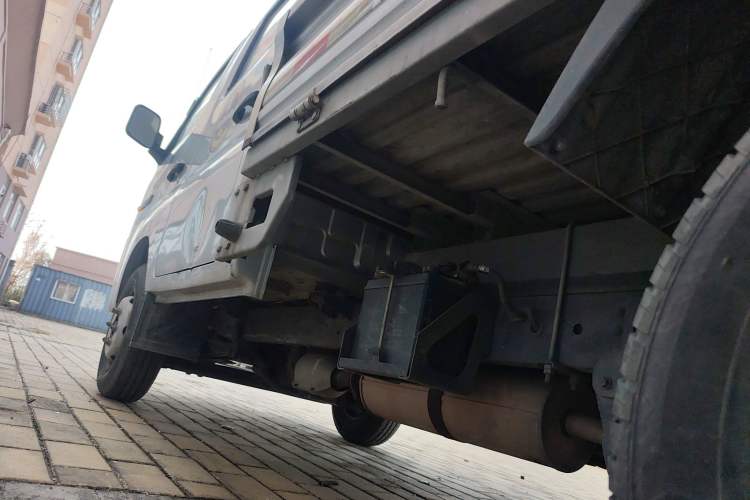 Used Foton Xiangling M 2018 1.5L Non-Load-Bearing Double-Cab with Dual Rear Tires (Cargo Version) DAM15L Chassis Rear Left
