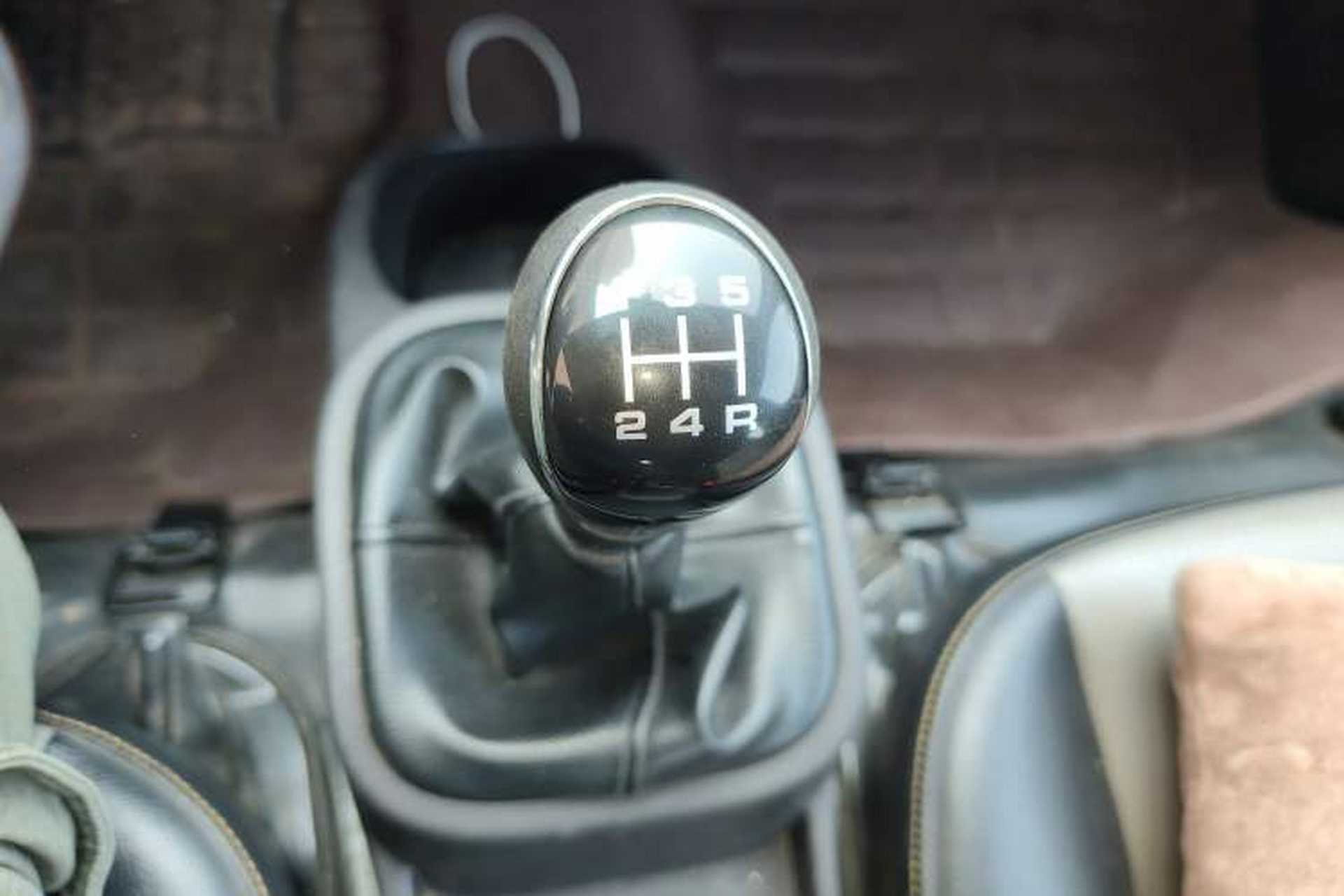 Used Foton Xiangling M 2018 1.5L Non-Load-Bearing Double-Cab with Dual Rear Tires (Cargo Version) DAM15L Gear Lever
