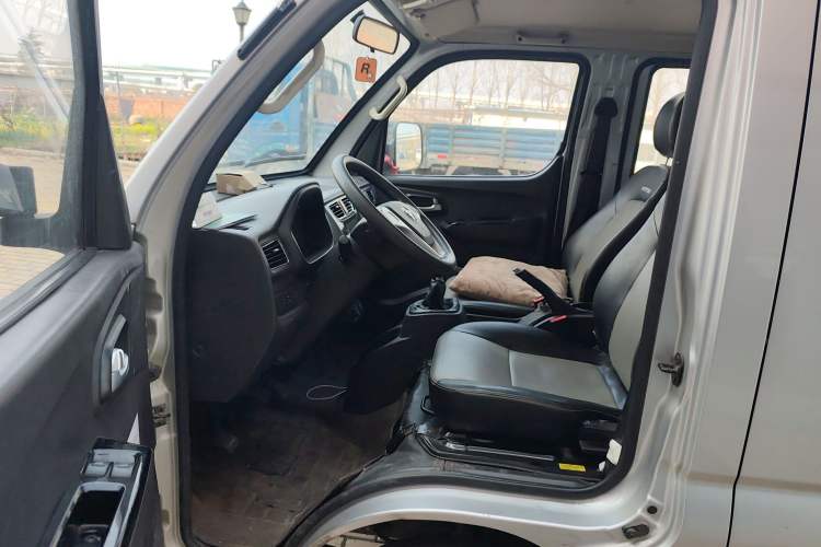 Used Foton Xiangling M 2018 1.5L Non-Load-Bearing Double-Cab with Dual Rear Tires (Cargo Version) DAM15L Left Front Seat