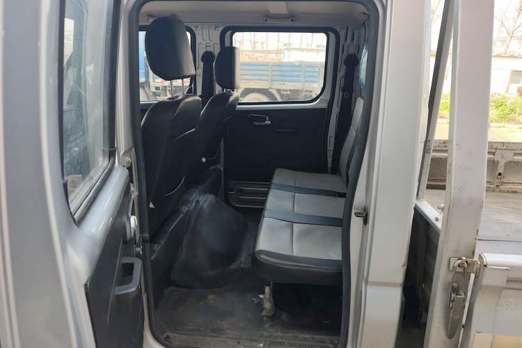Used Foton Xiangling M 2018 1.5L Non-Load-Bearing Double-Cab with Dual Rear Tires (Cargo Version) DAM15L Left Rear Seat