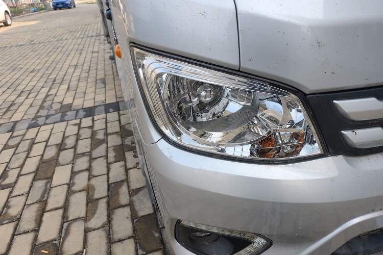 Used Foton Xiangling M 2018 1.5L Non-Load-Bearing Double-Cab with Dual Rear Tires (Cargo Version) DAM15L Right Front Headlight
