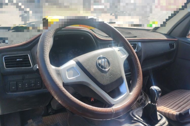 Used Foton Xiangling M 2018 1.5L M2 Non-Load-Bearing Single-Row with Dual Rear Tires (Cargo Version) DAM15L Center Console