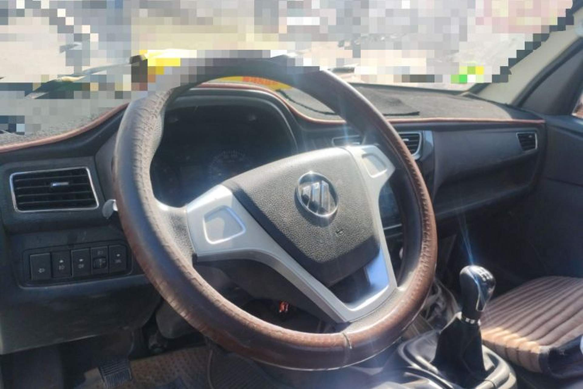 Used Foton Xiangling M 2018 1.5L M2 Non-Load-Bearing Single-Row with Dual Rear Tires (Cargo Version) DAM15L Center Console