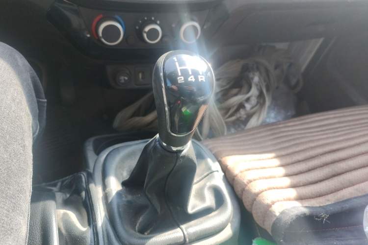Used Foton Xiangling M 2018 1.5L M2 Non-Load-Bearing Single-Row with Dual Rear Tires (Cargo Version) DAM15L Gear Lever