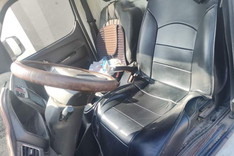 Used Foton Xiangling M 2018 1.5L M2 Non-Load-Bearing Single-Row with Dual Rear Tires (Cargo Version) DAM15L Left Front Seat