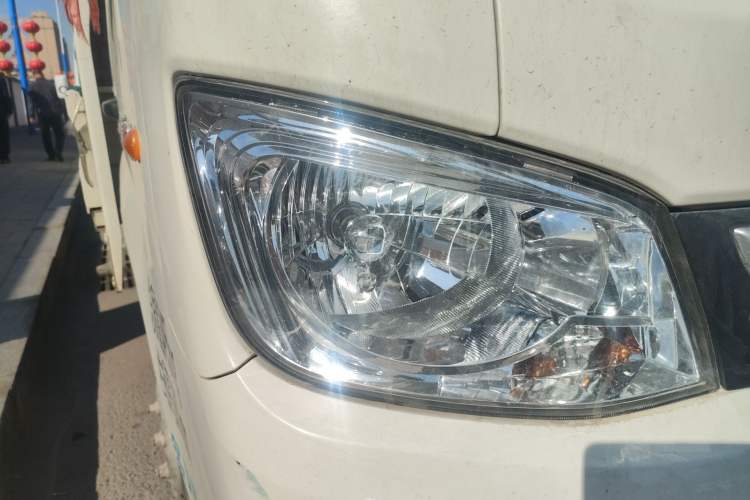 Used Foton Xiangling M 2018 1.5L M2 Non-Load-Bearing Single-Row with Dual Rear Tires (Cargo Version) DAM15L Right Front Headlight