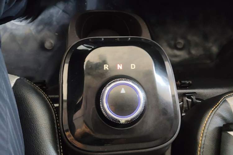Used Foton Xiangling M New Energy 2023 M1 BYD Box-Type Cargo Bed Gear Lever