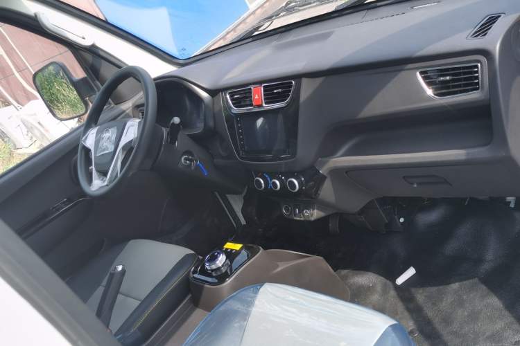 Used Foton Xiangling M New Energy 2023 M1 BYD Box-Type Cargo Bed Interior 2