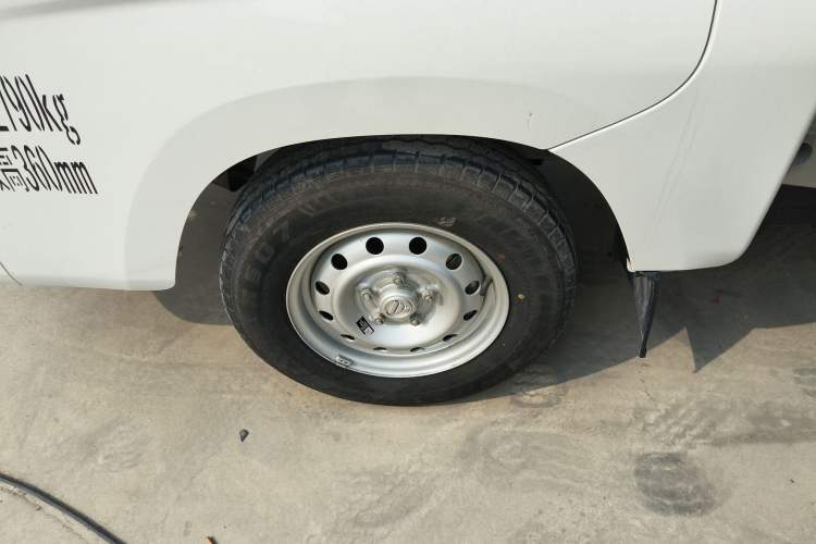 Used Foton Xiangling M New Energy 2023 M1 BYD Flatbed Cargo Box Left Front Wheel Hub