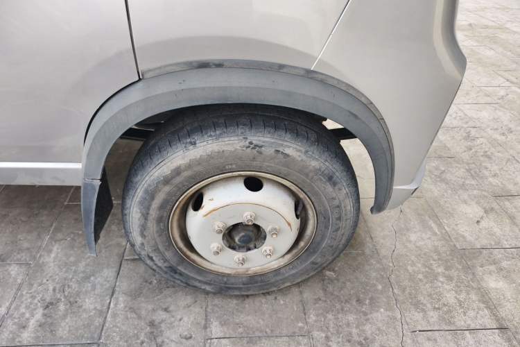 Used Foton Xiangling V  Right Front Wheel Hub