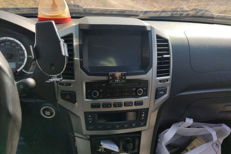 Used GAC Gonow Aoosed GX5 2012 2.4L Automatic Gasoline Two-Wheel Drive Sunroof Version Audio And AC Panel