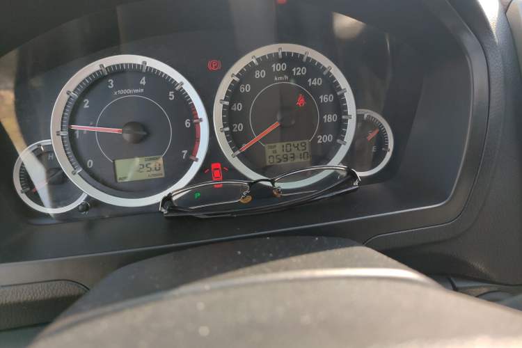 Used GAC Gonow Aoosed GX5 2012 2.4L Automatic Gasoline Two-Wheel Drive Sunroof Version Odometer Close Up