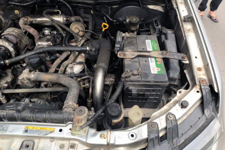 Used GAC Gonow GP150 2015 2.5T Two-Wheel Drive Deluxe Version GA4D25TCI Engine Bay Left
