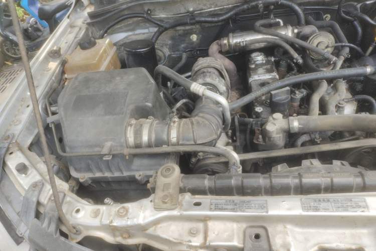 Used GAC Gonow GP150 2015 2.5T Two-Wheel Drive Deluxe Version GA4D25TCI Engine Bay Right