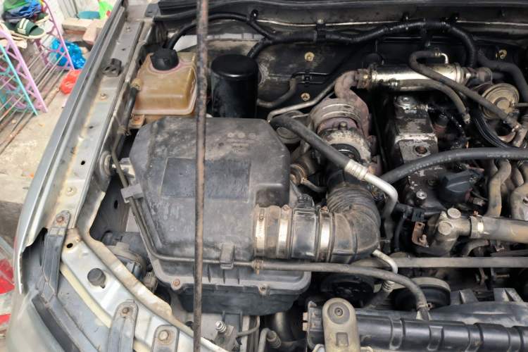 Used GAC Gonow GP150 2015 2.5T Two-Wheel Drive Deluxe Version GA4D25TCI Engine Bay Right