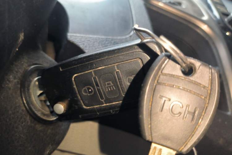 Used GAC Gonow GP150 2015 2.5T Two-Wheel Drive Deluxe Version GA4D25TCI Vehicle Key