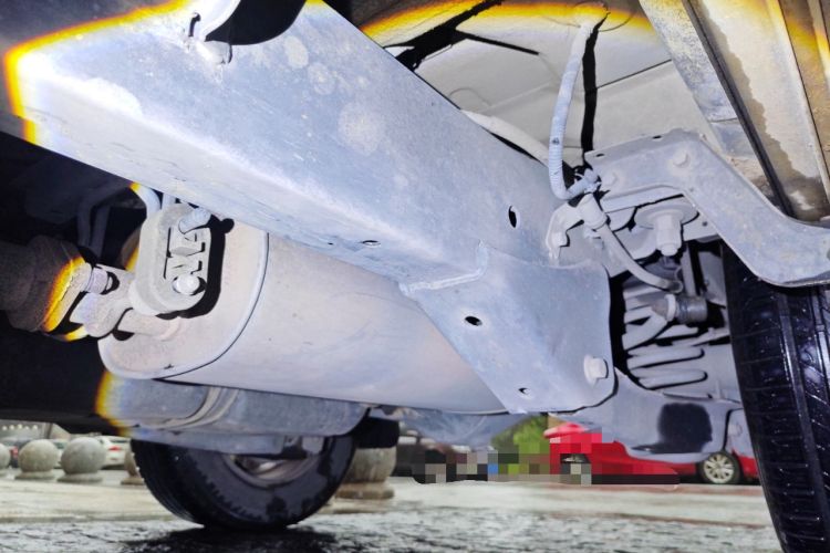 Used GAC Gonow GX6 2015 2.4L Two-Wheel Drive Elite Edition Chassis Rear Left