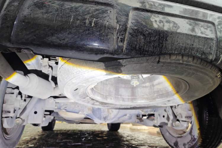 Used GAC Gonow GX6 2015 2.4L Two-Wheel Drive Elite Edition Chassis Rear