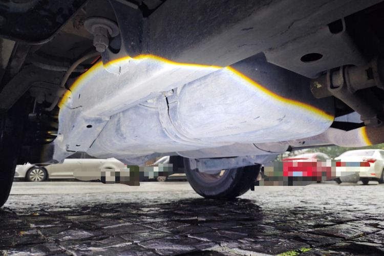 Used GAC Gonow GX6 2015 2.4L Two-Wheel Drive Elite Edition Chassis Rear Right