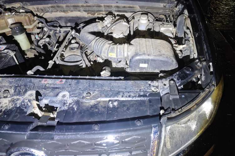 Used GAC Gonow GX6 2015 2.4L Two-Wheel Drive Elite Edition Engine Bay Left