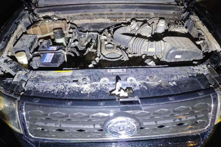 Used GAC Gonow GX6 2015 2.4L Two-Wheel Drive Elite Edition Engine Bay