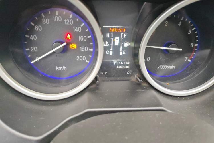 Used GAC Gonow GX6 2015 2.4L Two-Wheel Drive Elite Edition Odometer Close Up