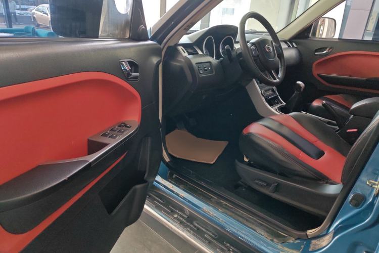 Used GAC Gonow GX6 2015 2.4L Two-Wheel-Drive Flagship Edition Interior 3