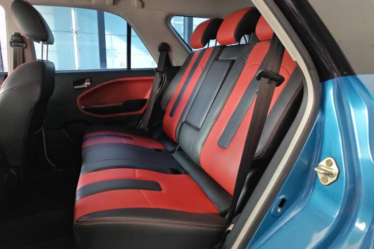 Used GAC Gonow GX6 2015 2.4L Two-Wheel-Drive Flagship Edition Interior 4