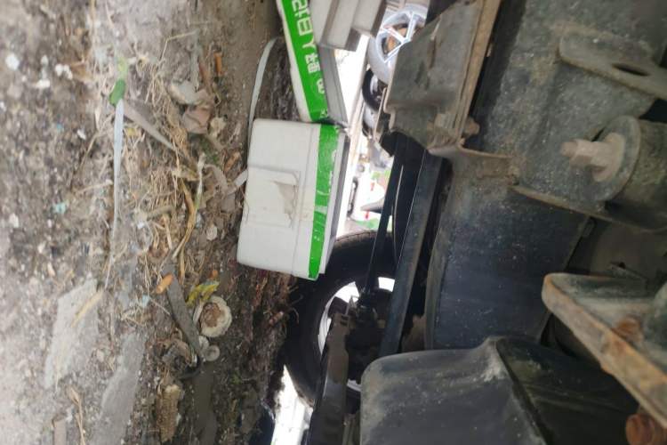 Used GAC Gonow GX6 2015 2.4L Two-Wheel Drive Elite Edition Chassis Front Right