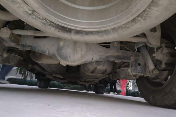 Used GAC Gonow GX6 2015 2.4L Two-Wheel-Drive Flagship Edition Chassis Rear