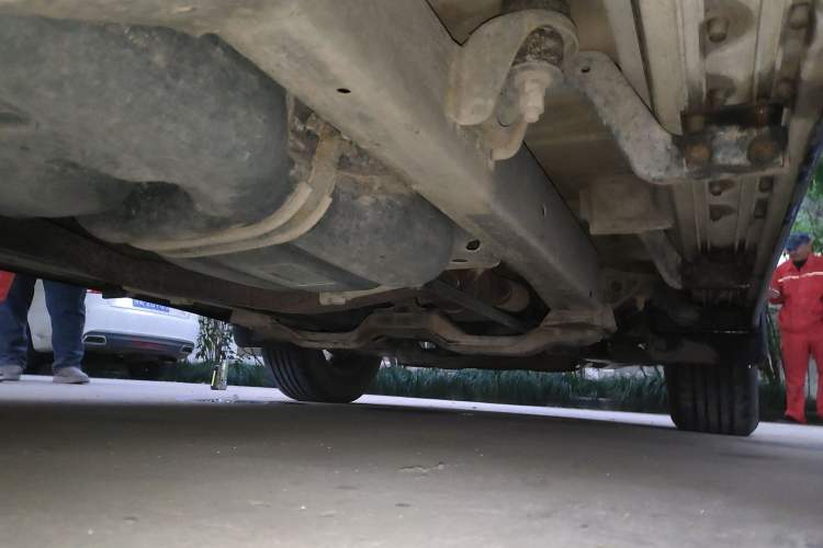 Used GAC Gonow GX6 2015 2.4L Two-Wheel-Drive Flagship Edition Chassis Rear Right