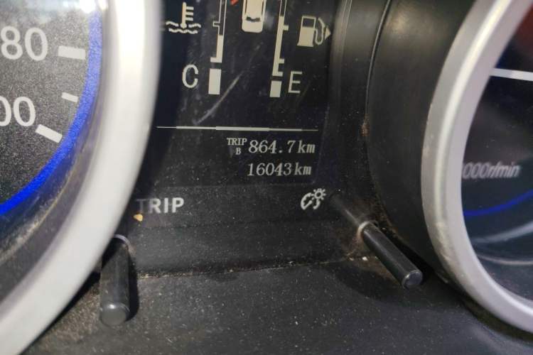Used GAC Gonow GX6 2015 2.4L Two-Wheel Drive Elite Edition Odometer Close Up