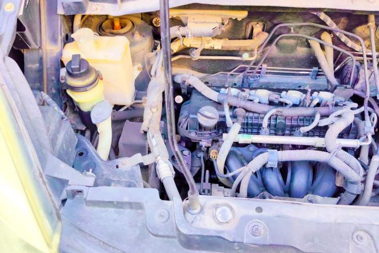 Used GAC Gonow Starry 2013 1.5L Seven-Seater Elite Model Engine Bay Right
