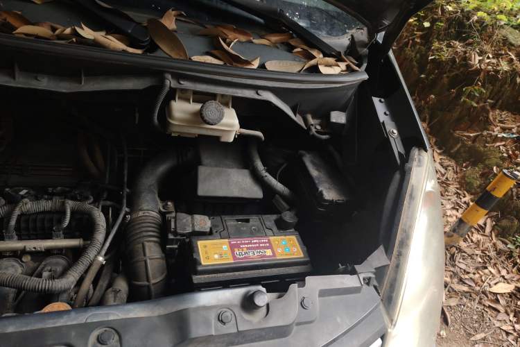 Used GAC Gonow Starry 2013 1.5L Seven-Seater Luxury Model Engine Bay Left