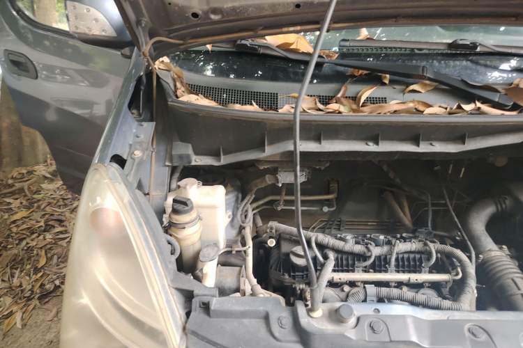 Used GAC Gonow Starry 2013 1.5L Seven-Seater Luxury Model Engine Bay Right