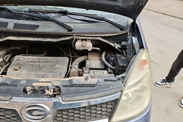 Used GAC Gonow Starry 2013 1.5L Seven-Seater Luxury Model Engine Bay Left