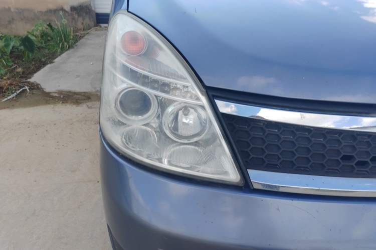 Used GAC Gonow Starry 2013 1.5L Seven-Seater Supreme Model Right Front Headlight
