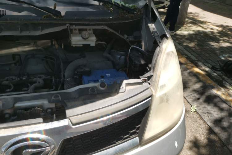 Used GAC Gonow Starry 2013 1.5L Seven-Seater Luxury Model Engine Bay Left