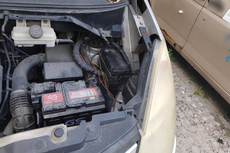Used GAC Gonow Starry 2013 1.5L Seven-Seater Luxury Model Engine Bay Left