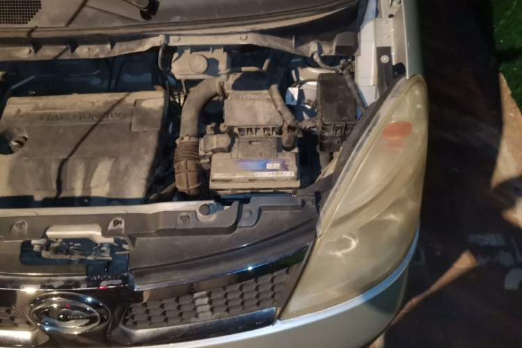 Used GAC Gonow Starry 2013 1.5L Seven-Seater Luxury Model Engine Bay Left