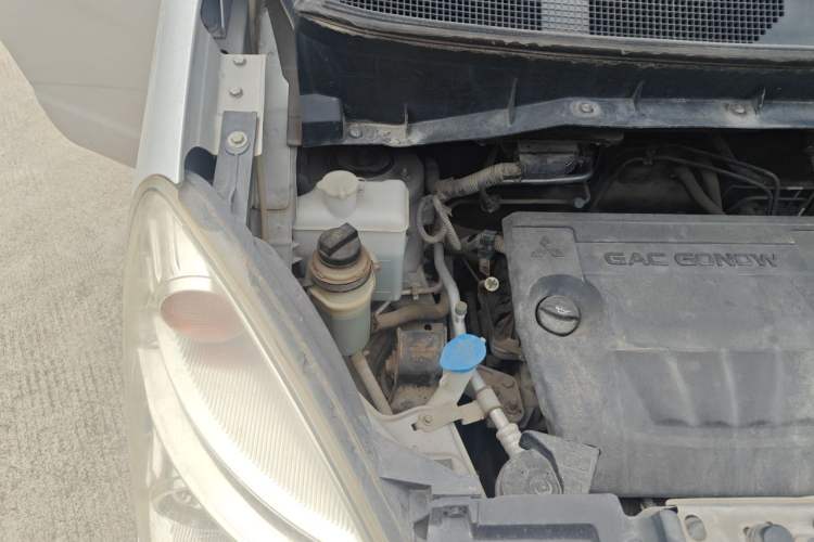 Used GAC Gonow Starry 2013 1.5L Seven-Seater Supreme Model Engine Bay Right