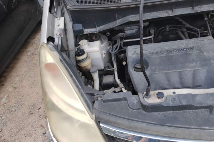 Used GAC Gonow Starry 2013 1.5L Seven-Seater Luxury Model Engine Bay Right