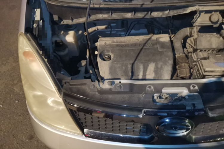 Used GAC Gonow Starry 2013 1.5L Seven-Seater Luxury Model Engine Bay Right