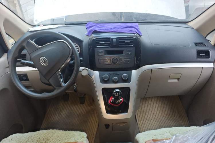 Used GAC Gonow Starry 2013 1.5L Seven-Seater Supreme Model Center Console