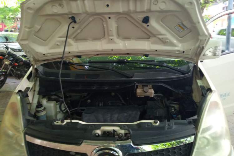 Used GAC Gonow Starry 2013 1.5L Seven-Seater Luxury Model Engine Bay