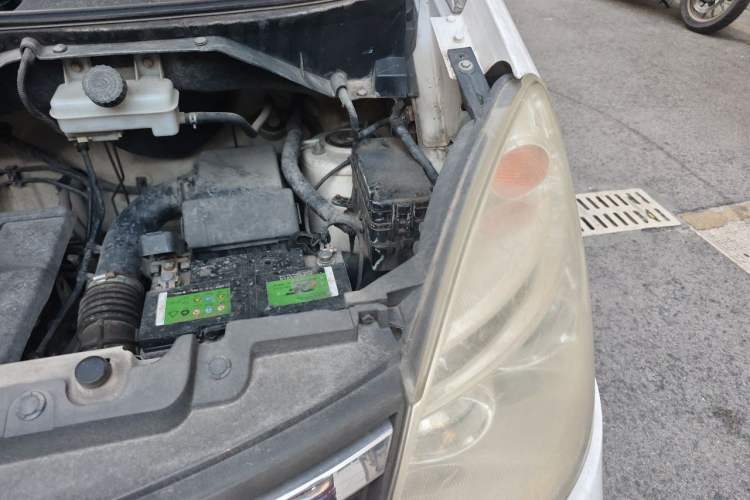 Used GAC Gonow Starry 2013 1.5L Seven-Seater Supreme Model Engine Bay Left