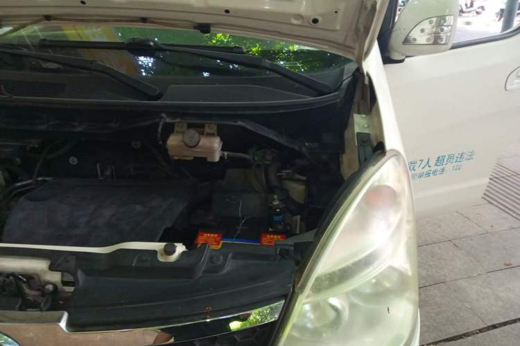 Used GAC Gonow Starry 2013 1.5L Seven-Seater Luxury Model Engine Bay Left