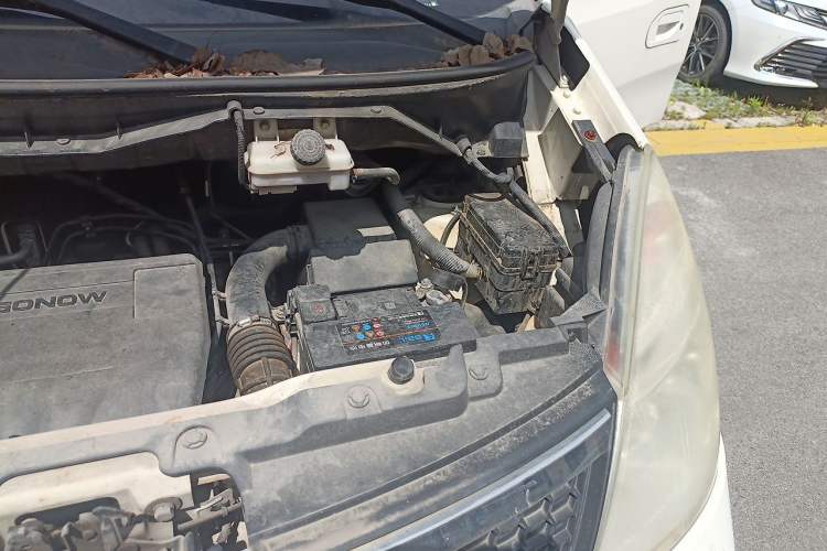 Used GAC Gonow Starry 2013 1.5L Seven-Seater Luxury Model Engine Bay Left