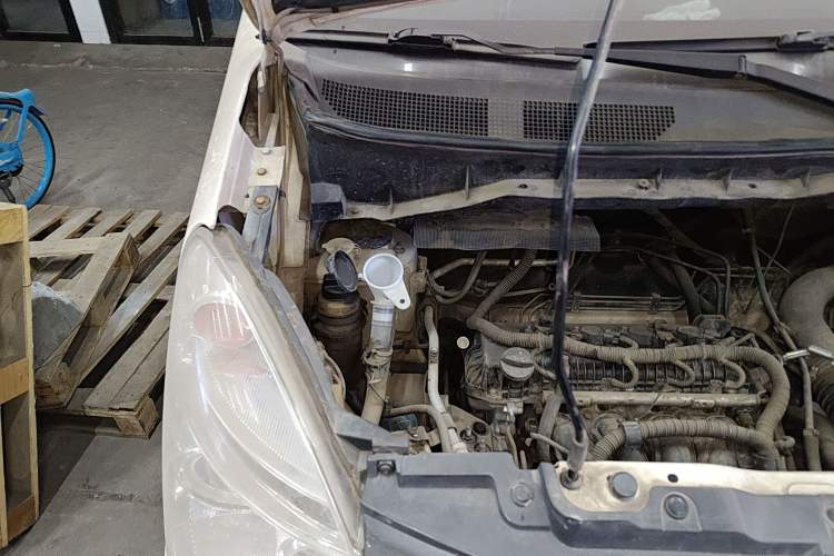 Used GAC Gonow Starry 2013 1.5L Seven-Seater Supreme Model Engine Bay Right